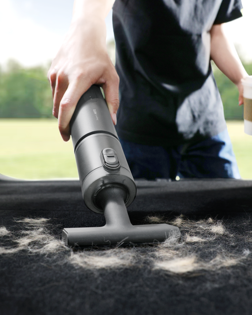 HOTO-Autocare-Air-Duster-Vacuum2 using in a car