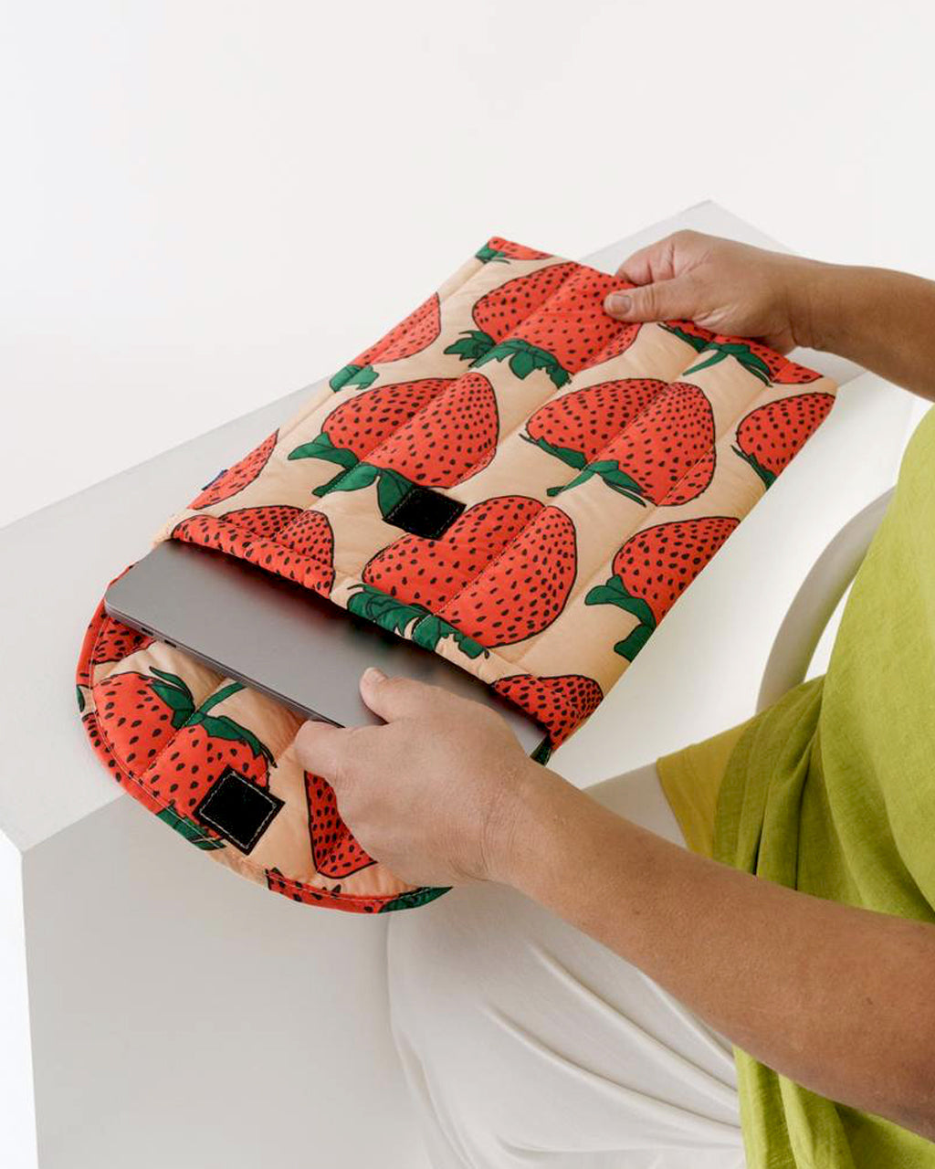 Baggu Puffy Laptop Sleeve 16in | Strawberry