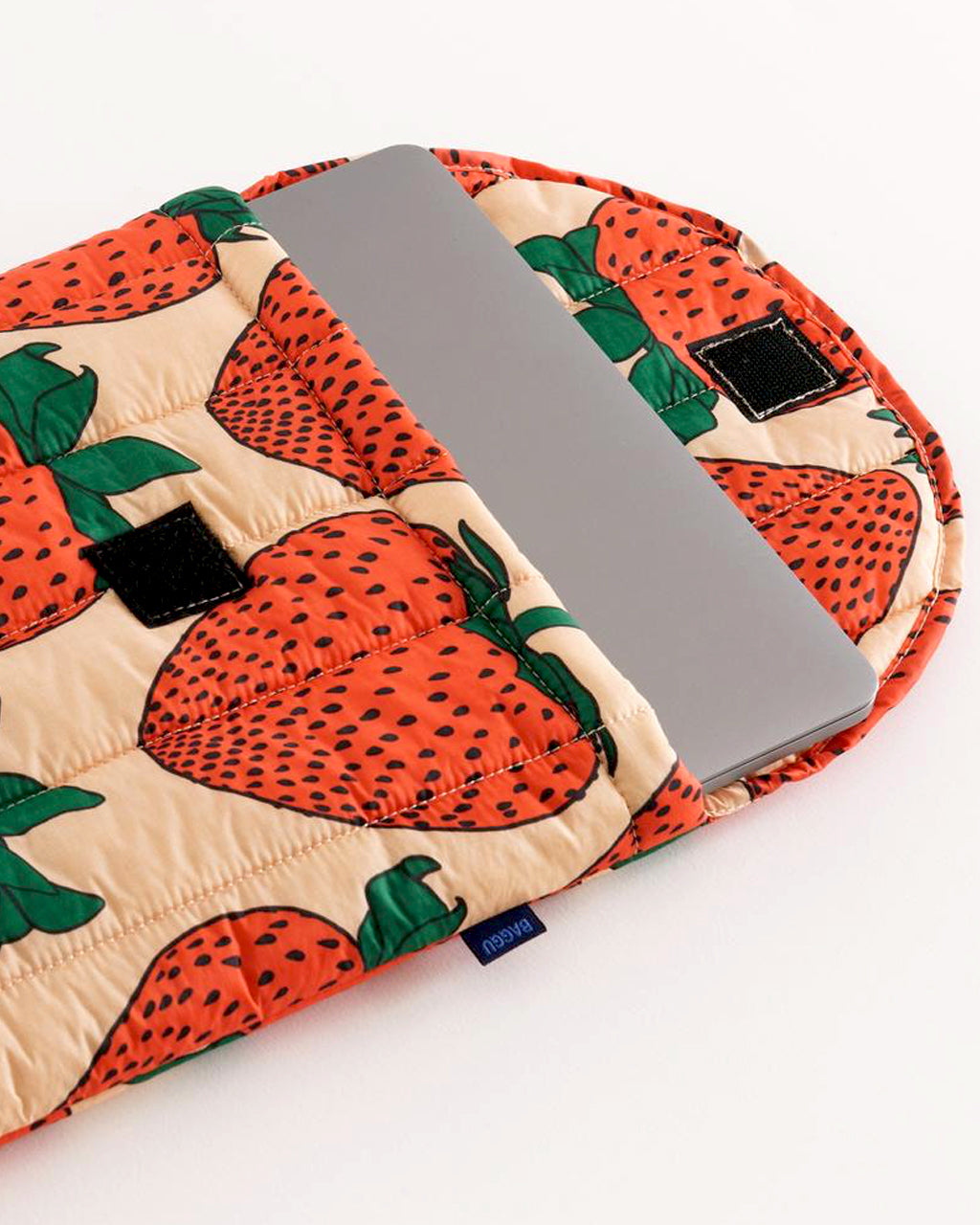 Baggu Puffy Laptop Sleeve 16in | Strawberry